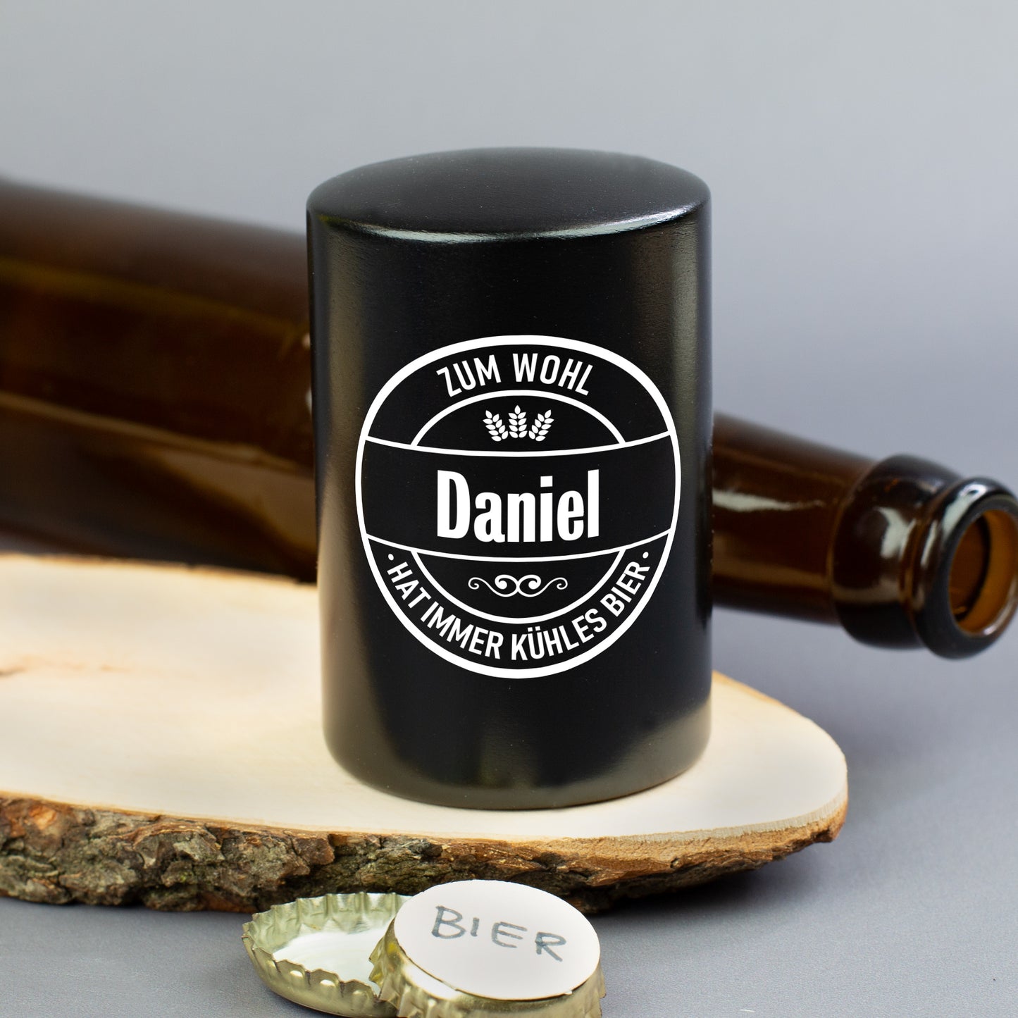Schwarzer Flaschenöffner mit Bier-Motiv und Name als Geschenk für Männer