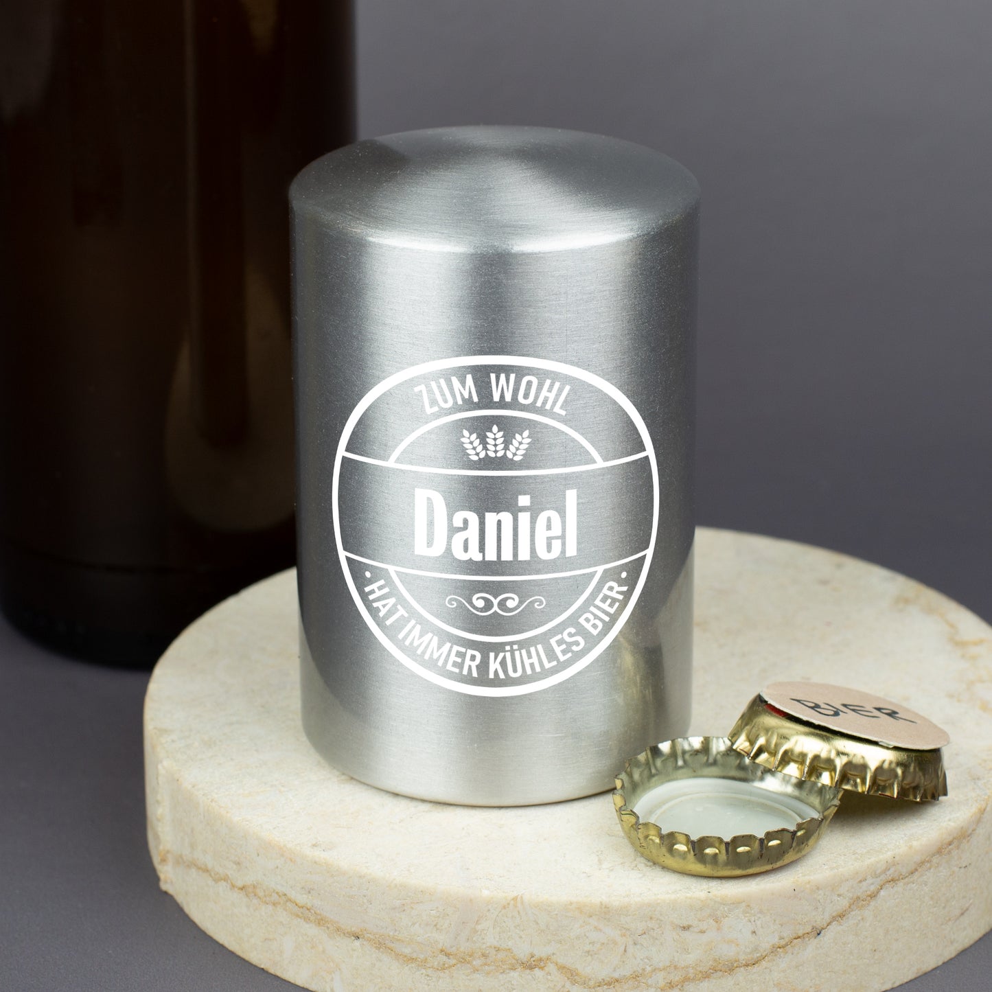 Weißer Flaschenöffner mit rundem Bier-Motiv und personalisiertem Namen