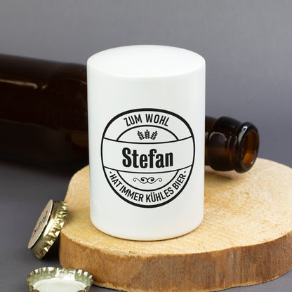 Weißer Flaschenöffner mit rundem Bier-Motiv und personalisiertem Namen