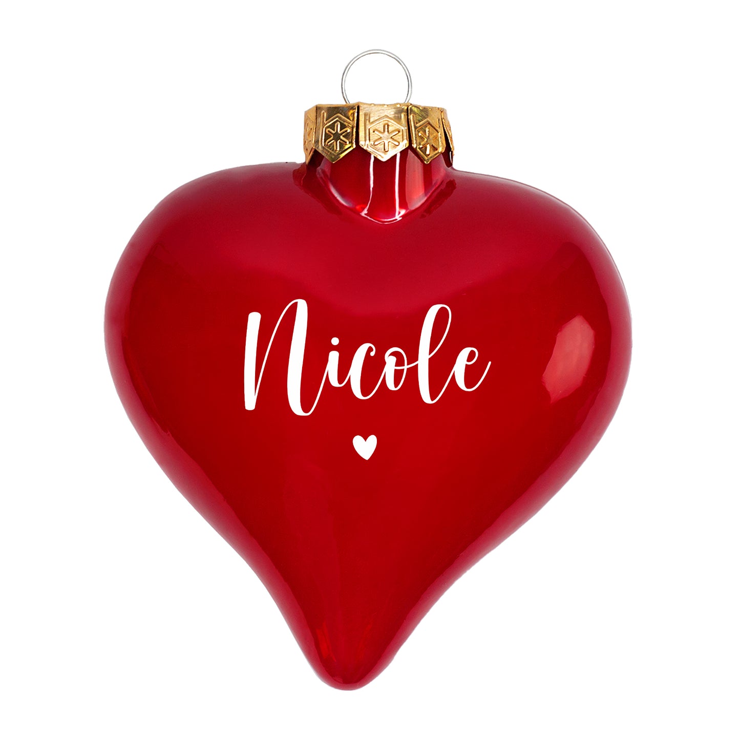 Freigestellte, glänzende Herz-Glaskugel mit weißem Namen „Nicole“ und Metallöse vor weißem Hintergrund.