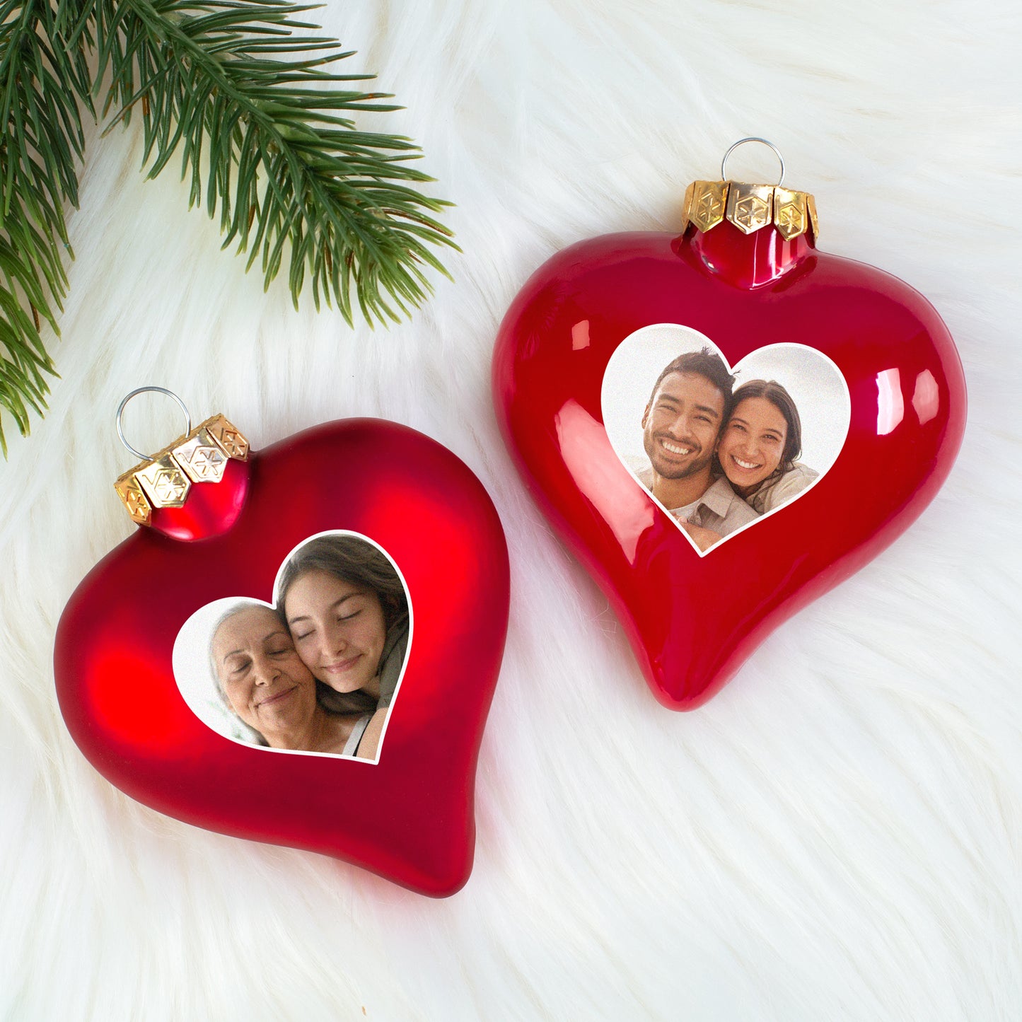 Zwei personalisierte Christbaumkugeln mit Fotos – individuelle Weihnachtsdeko in Herzform