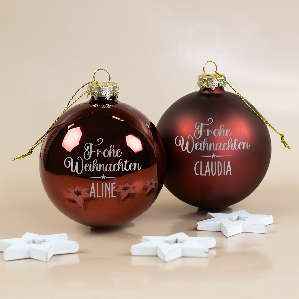Weihnachtskugel mit Name graviert 'Frohe Weihnachten' | Christbaumkugel 8 cm in Burgund Rot