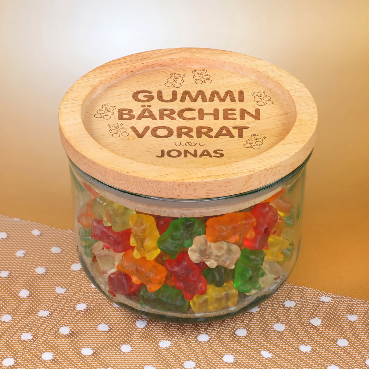 Personalisiertes Vorratsglas Gummibärchen Vorrat mit Name auf graviertem Holzdeckel und bunten Gummibärchen