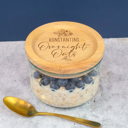 Personalisiertes Overnight-Oats-Glas mit Holzdeckel, Namensgravur Konstantin, Heidelbeeren und goldenem Löffel