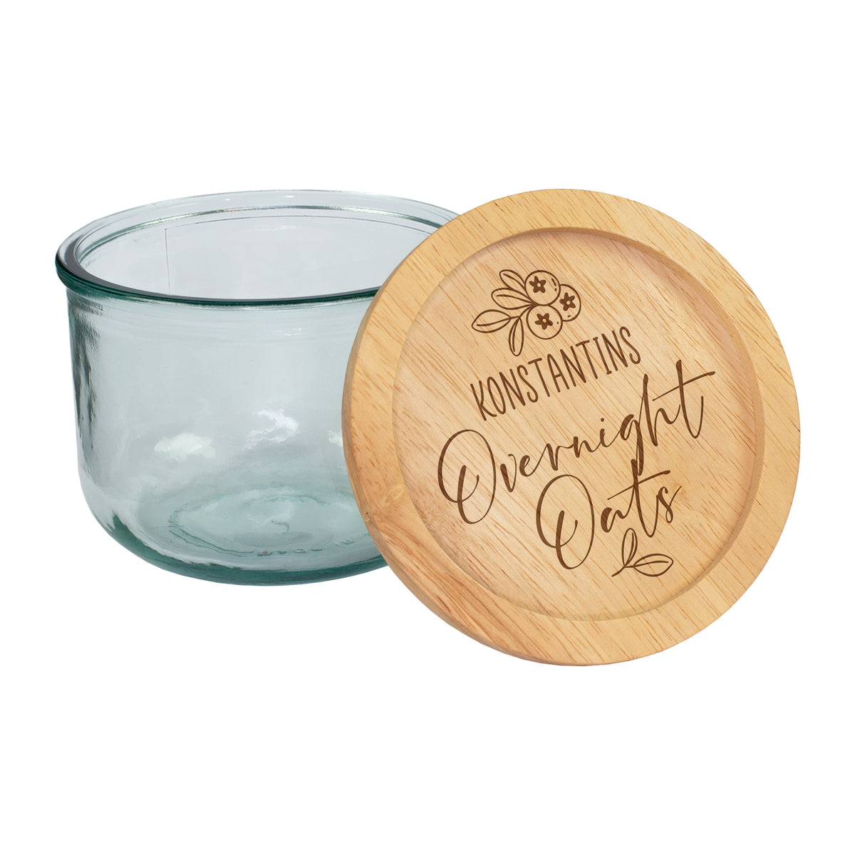 Freigestelltes Vorratsglas aus recyceltem Glas mit personalisiertem Holzdeckel, Gravur „Konstantins Overnight Oats“ und floralem Motiv auf weißem Hintergrund