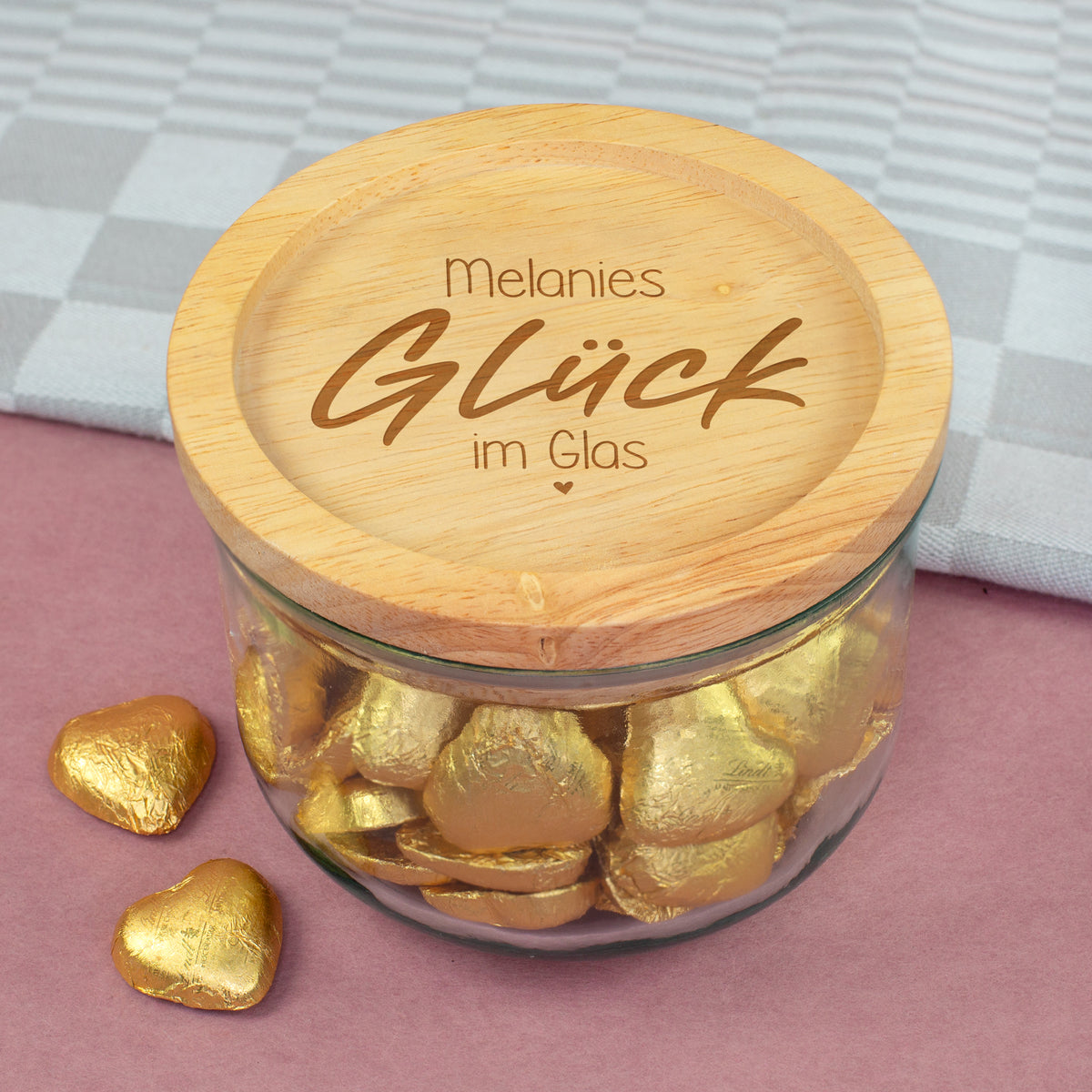 Personalisiertes Vorratsglas Glück im Glas mit Name und graviertem Holzdeckel gefüllt mit Schokoladenherzen