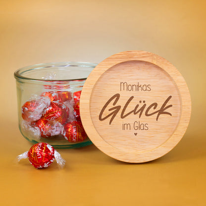 Vorratsglas Glück im Glas mit personalisiertem Holzdeckel und Süßigkeiten als Geschenkidee