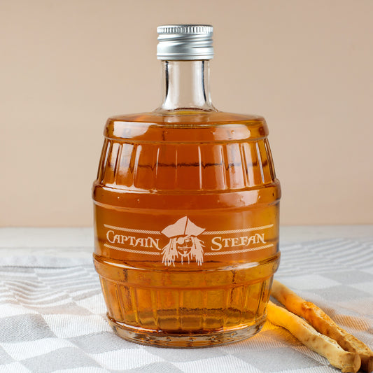 Glasflasche in Fassform mit Gravur „Captain Stefan“ und Piratenkopf – personalisierbarer Whisky-Behälter