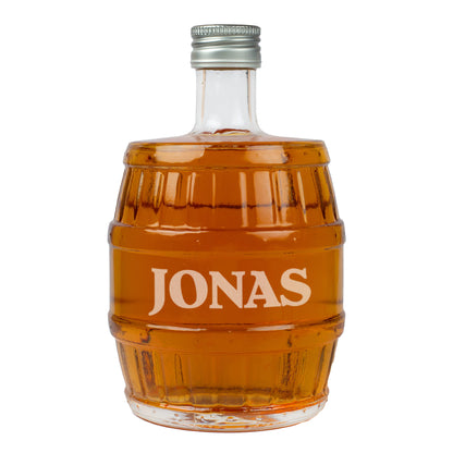Whiskyflasche in Fassform mit Gravur JONAS, vor weißem Hintergrund freigestellt