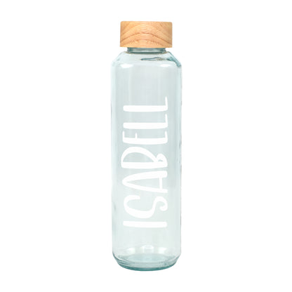 Freigestellte personalisierte Trinkflasche aus recyceltem Glas mit großem weißen Namensaufdruck Isabell und Holzdeckel
