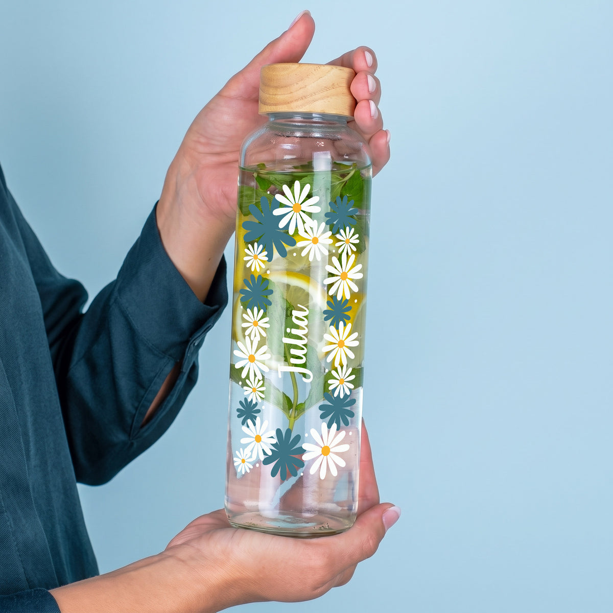 Personalisierte Trinkflasche aus Glas mit Blumen Motiv für Frauen –