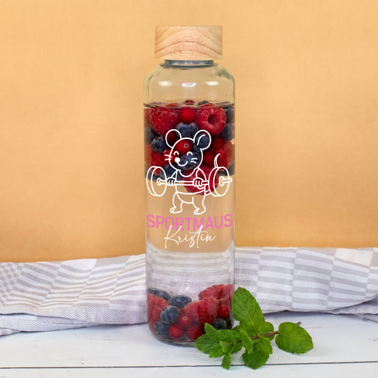 Sportmaus Trinkflasche aus Glas mit Name Kristin, Beerenwasser und naturfarbenem Holzdeckel