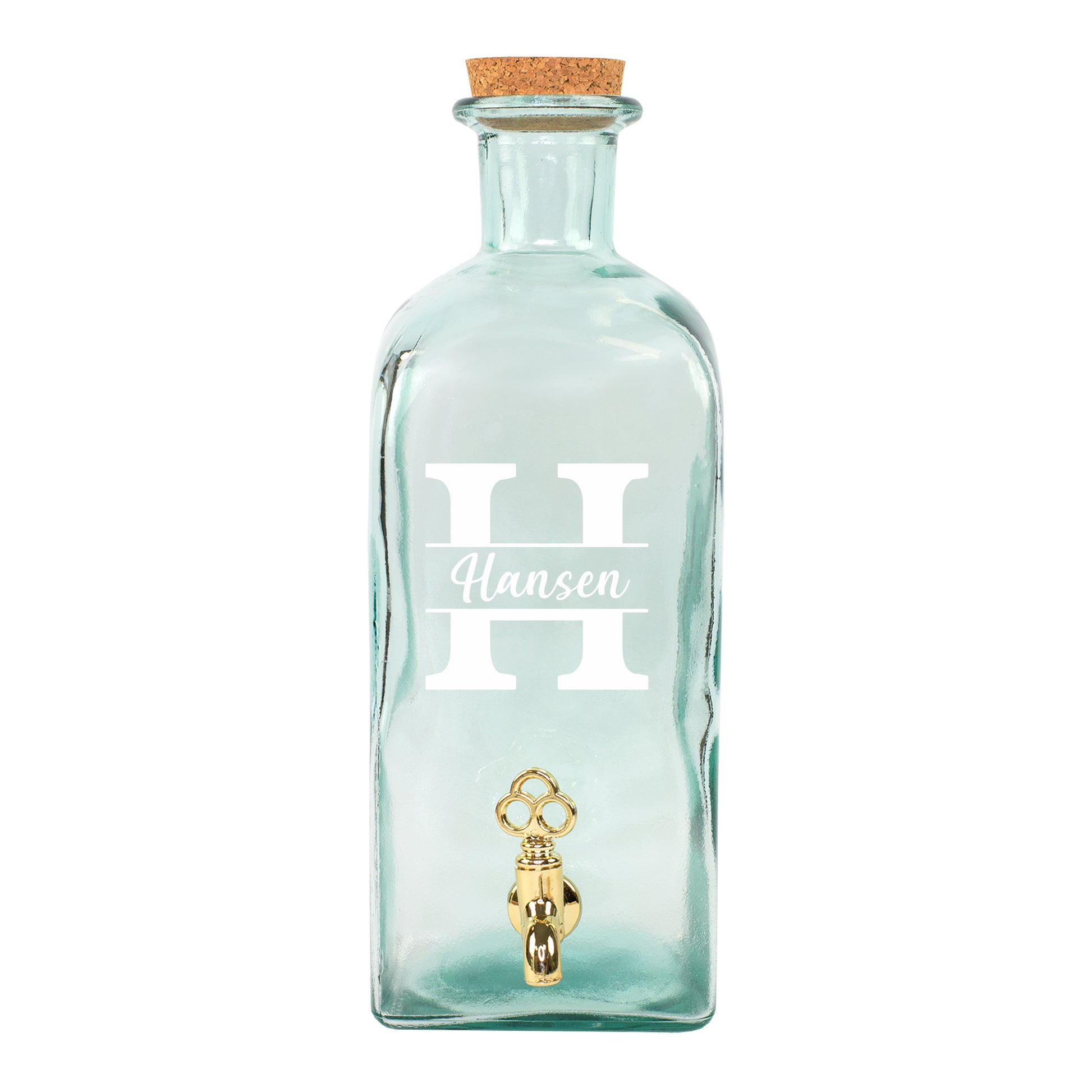 Personalisierte Glasflasche mit Zapfhahn, Korkverschluss, Initiale und Name auf weißem Hintergrund