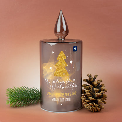 LED-Glaslicht von Leonardo mit goldenem Weihnachtsbaum, Schriftzug „Wundervolle Weihnachten“ und personalisiertem Wunschtext, beleuchtet auf weihnachtlicher Dekoration.