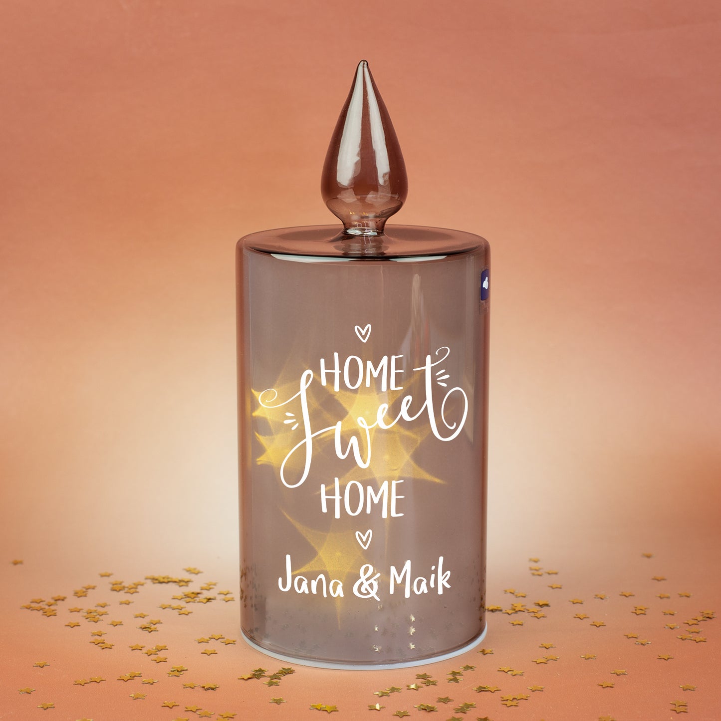 LED-Glaskerze von Leonardo mit „Home Sweet Home“-Design, beleuchtet und personalisiert mit Namen