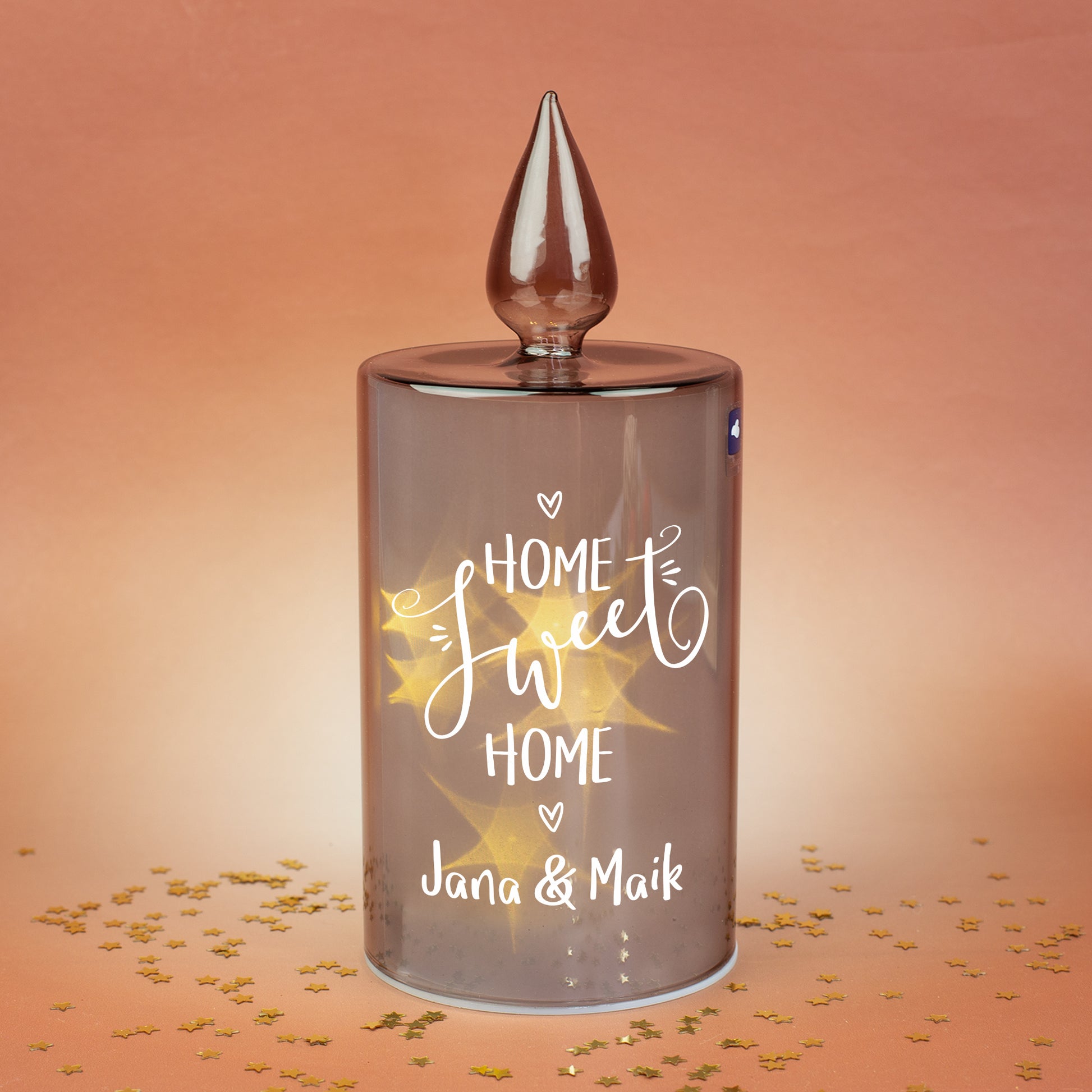 LED-Glaskerze von Leonardo mit „Home Sweet Home“-Design, beleuchtet und personalisiert mit Namen