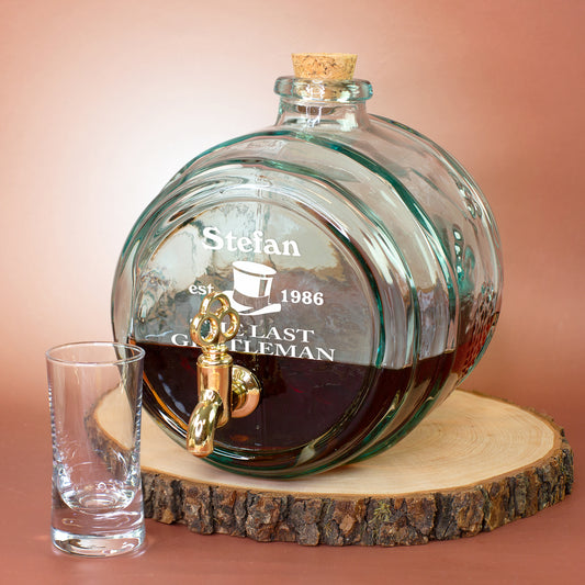 Personalisierter Whiskeyfass Getränkespender aus recyceltem Glas mit Name Stefan, Jahr 1986 und Gentleman Motiv