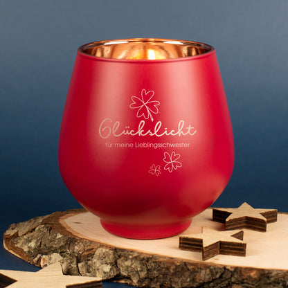 Rotes Windlicht mit Gravur „Glückslicht für meine Lieblingsschwester“, auf Holzscheibe mit Sternendeko