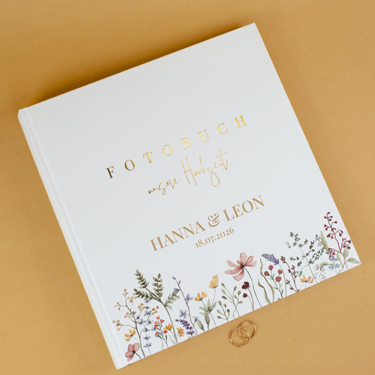 Personalisiertes Hochzeitsalbum mit Wildblumen und Goldprägung auf dem Cover