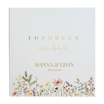 Hochzeitsalbum mit Wildblumen-Verzierung und edler Goldprägung als Geschenkidee. Personalisierung in goldener Schrift.