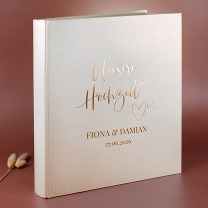 Edles Hochzeitsalbum Hardcover mit goldener Prägung und Personalisierung, zwei Herzen als Motiv