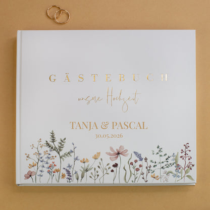 Personalisierte Variante Gästebuch Hochzeit mit Namen „Tanja & Pascal“ und Datum auf dem Cover