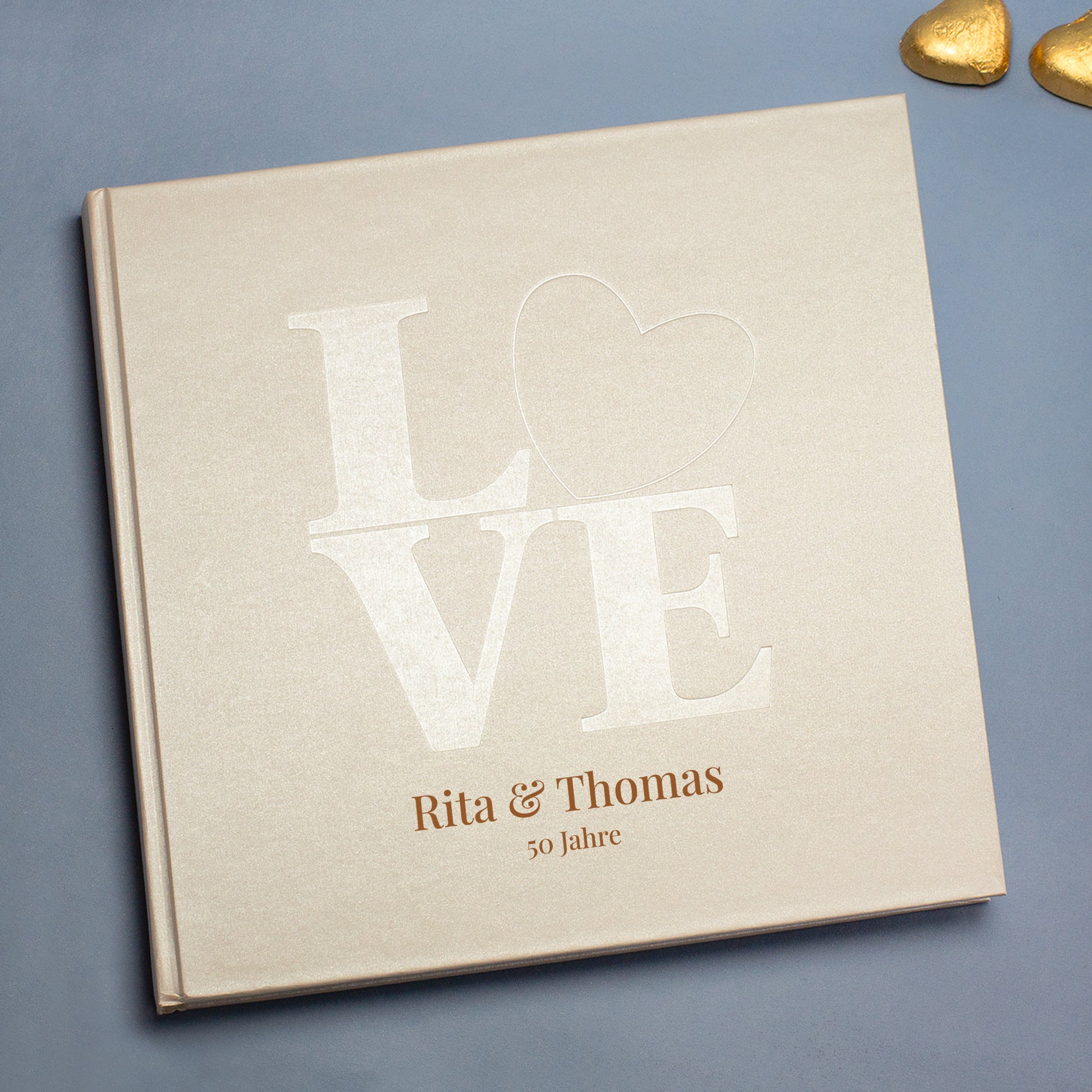 Gästebuch zur goldenen Hochzeit mit LOVE-Prägung und Herz, Beispielnamen Rita & Thomas