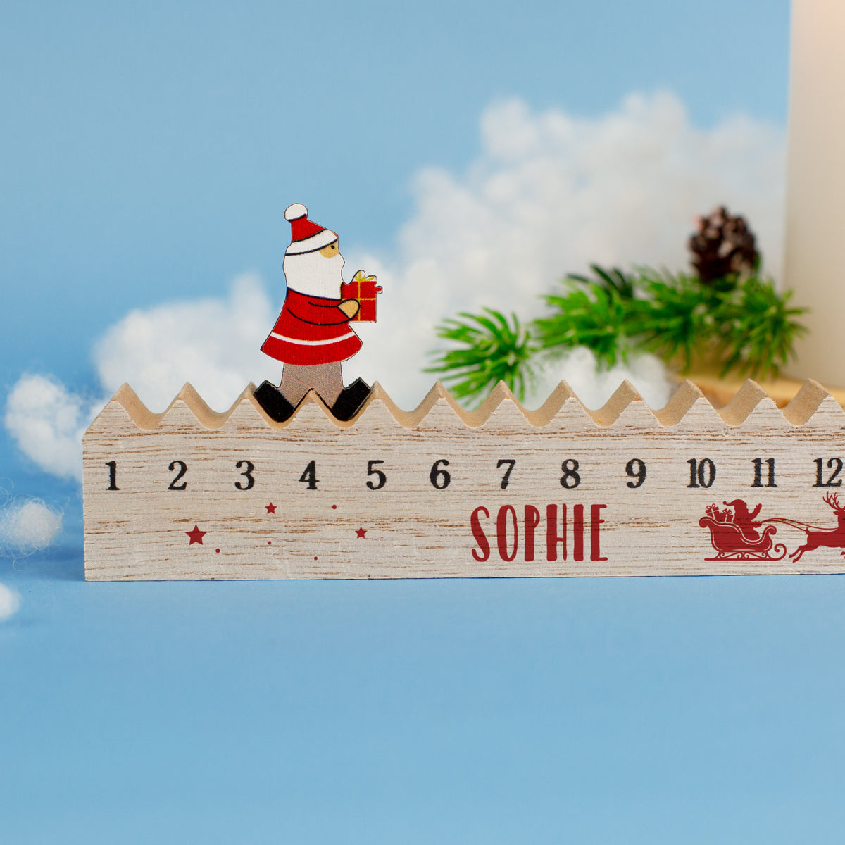 Personalisierter Holz-Adventskalender mit Name „Sophie“, Zahlen 1 bis 12 und beweglichem Weihnachtsmann auf der oberen Kalenderleiste