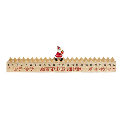 Freigestellter Holz-Adventskalender mit Santa-Figur, Zahlen von 1 bis 24 und rotem Aufdruck.