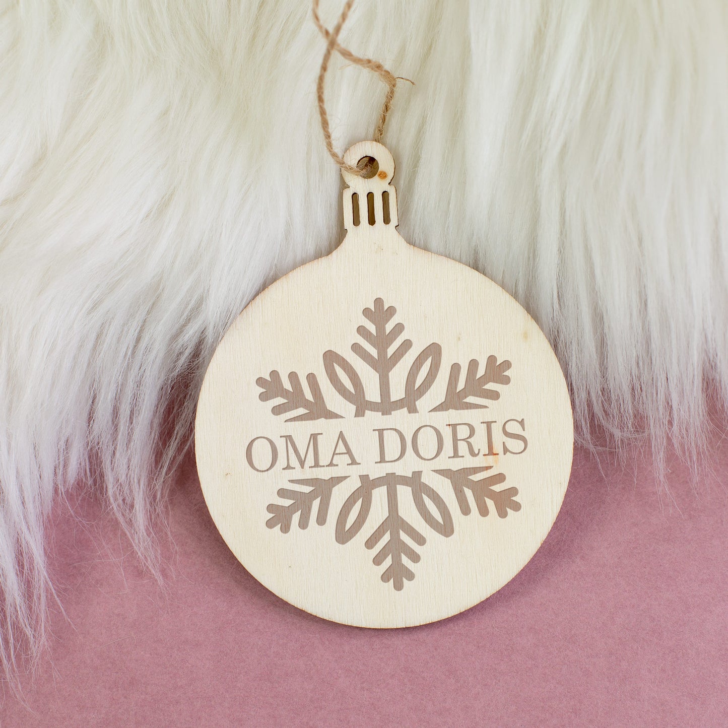 Personalisierter Holzanhänger Schneeflocke mit Gravur, inklusive Juteschnur zum Aufhängen.