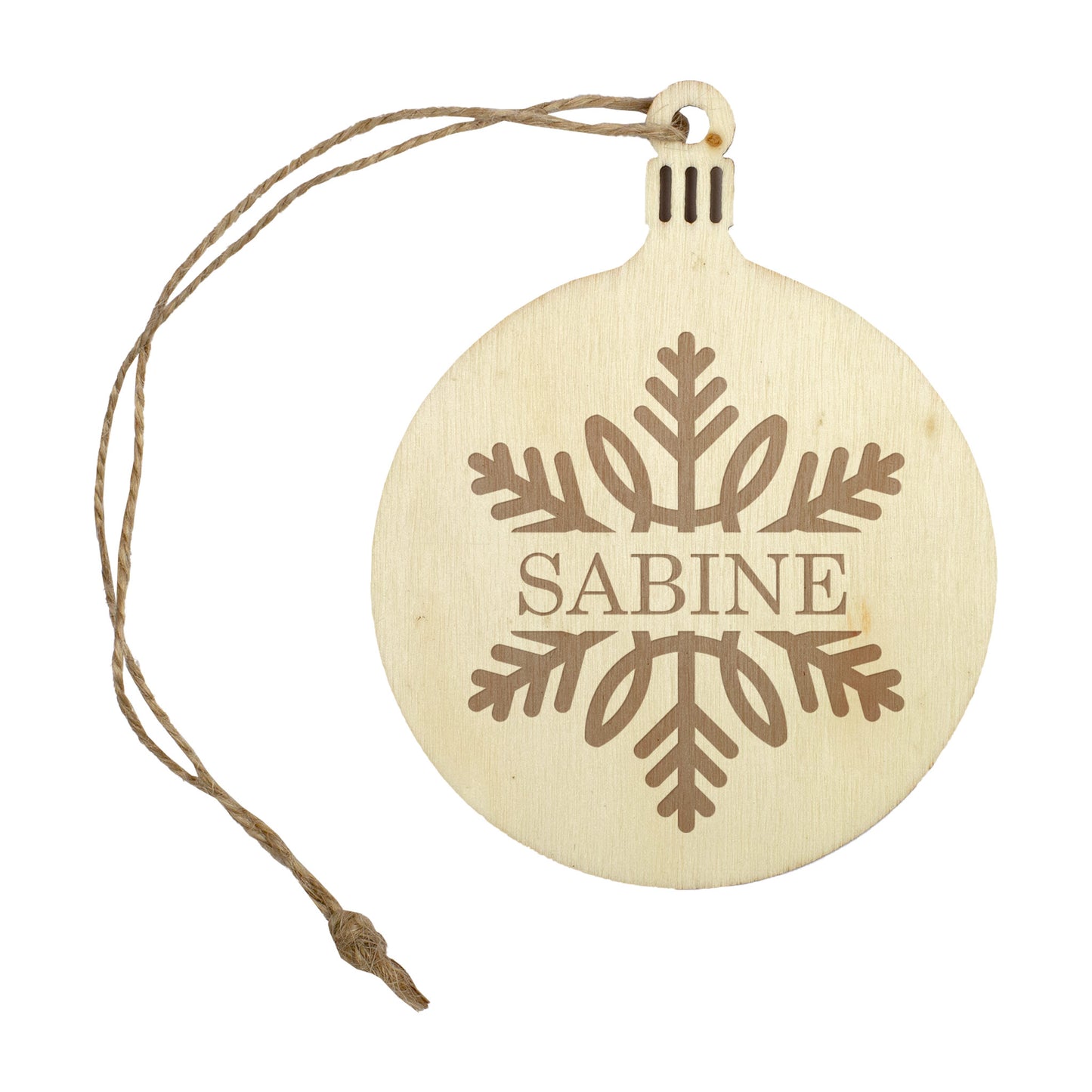 Weihnachtsbaumanhänger aus Holz mit Schneeflockenmotiv und personalisiertem Namen, flach liegend auf weißem Hintergrund.