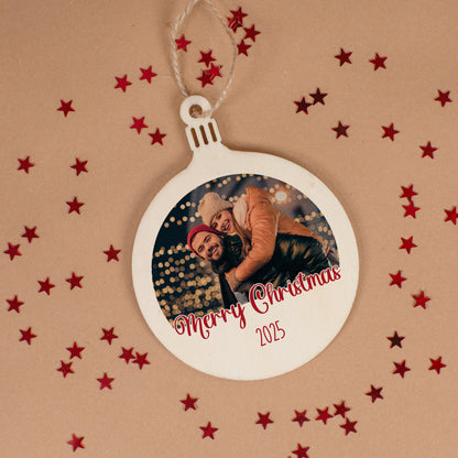 Personalisierter Weihnachtsanhänger mit Foto eines Paares, Aufschrift „Merry Christmas 2025“ auf Holz mit roten Sternen.