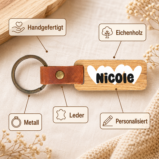 Produktbild zum Schlüsselanhänger mit Hinweisen auf handgefertigt, Eichenholz, Leder und Metall, personalisiert mit Name Nicole