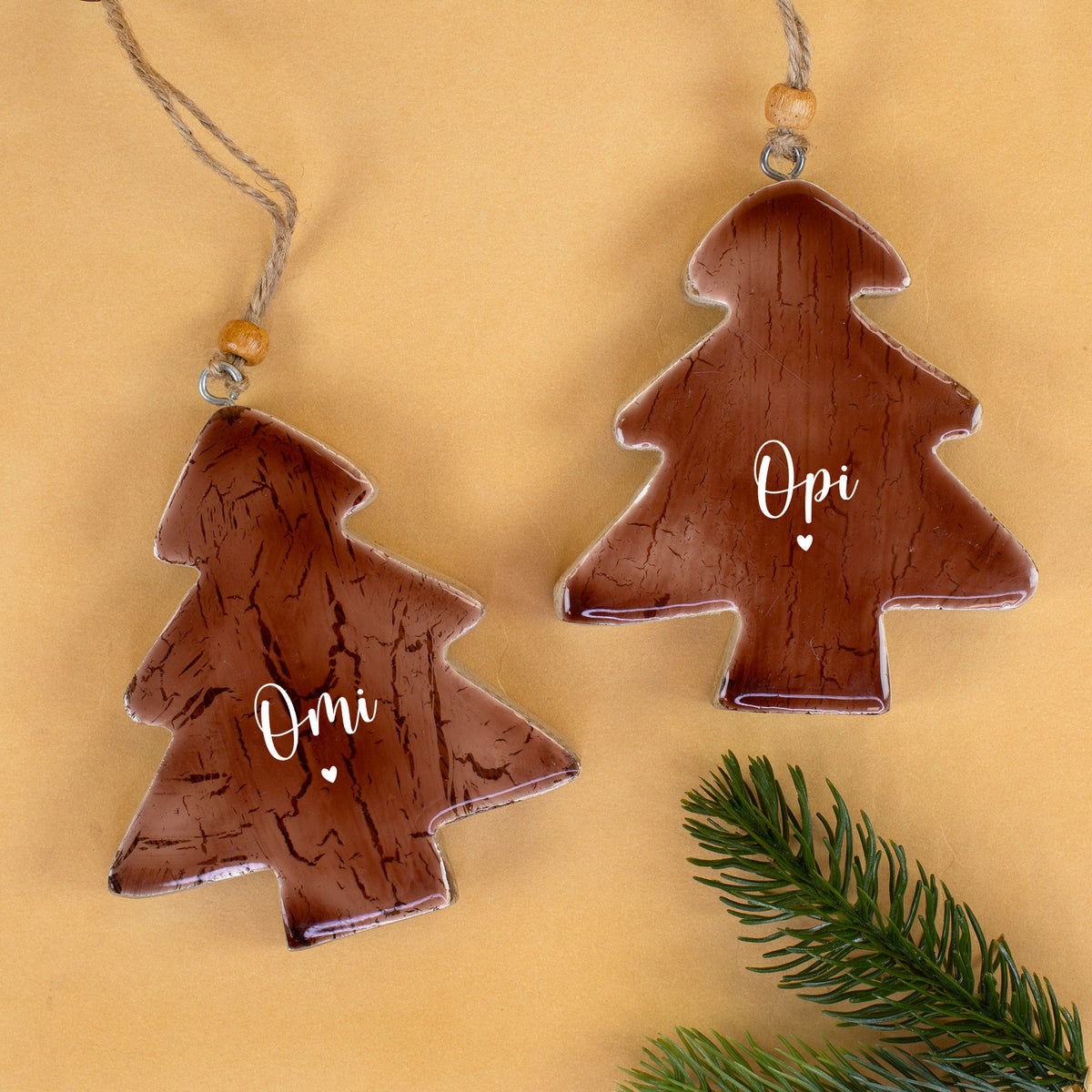 Zwei personalisierte Tannenbaum-Anhänger aus Holz mit den Namen Omi und Opi sowie Schnur zum Aufhängen