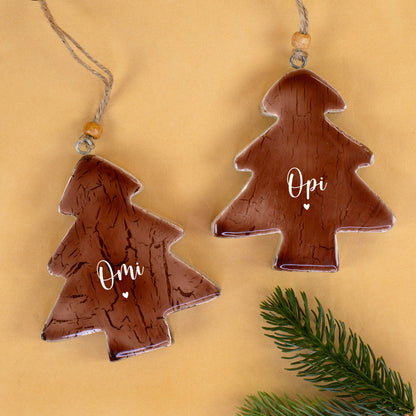 Zwei personalisierte Tannenbaum-Anhänger aus Holz mit den Namen Omi und Opi sowie Schnur zum Aufhängen