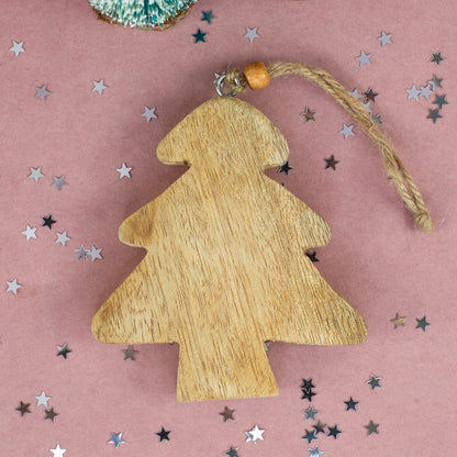 Rückseite des Tannenbaum-Anhängers aus naturbelassenem Holz mit Schnur und kleiner Holzperle