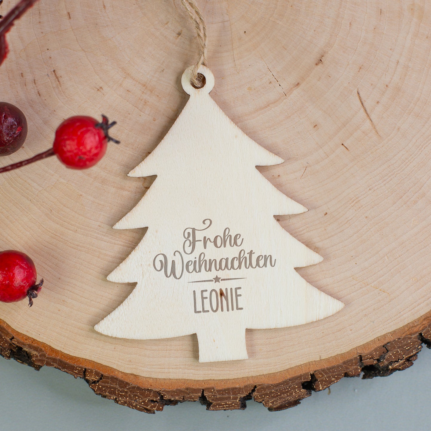 Personalisierte Weihnachtsanhänger aus Holz mit Name in 4 Formen | Christbaumschmuck & Geschenkanhänger