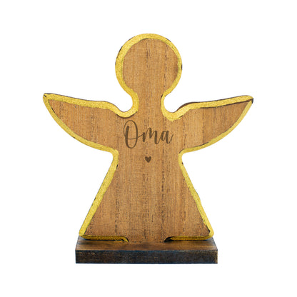 Holzfigur in Form eines Engels mit Gravur „Oma“ und Herzsymbol, goldene Konturen und klarer Hintergrund für Produktdarstellung.
