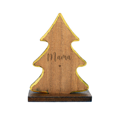 Holzfigur in Form einer Tanne mit goldenem Rand und Gravur „Mama“ sowie kleinem Herz darunter, stehend auf Holzsockel vor weißem Hintergrund.