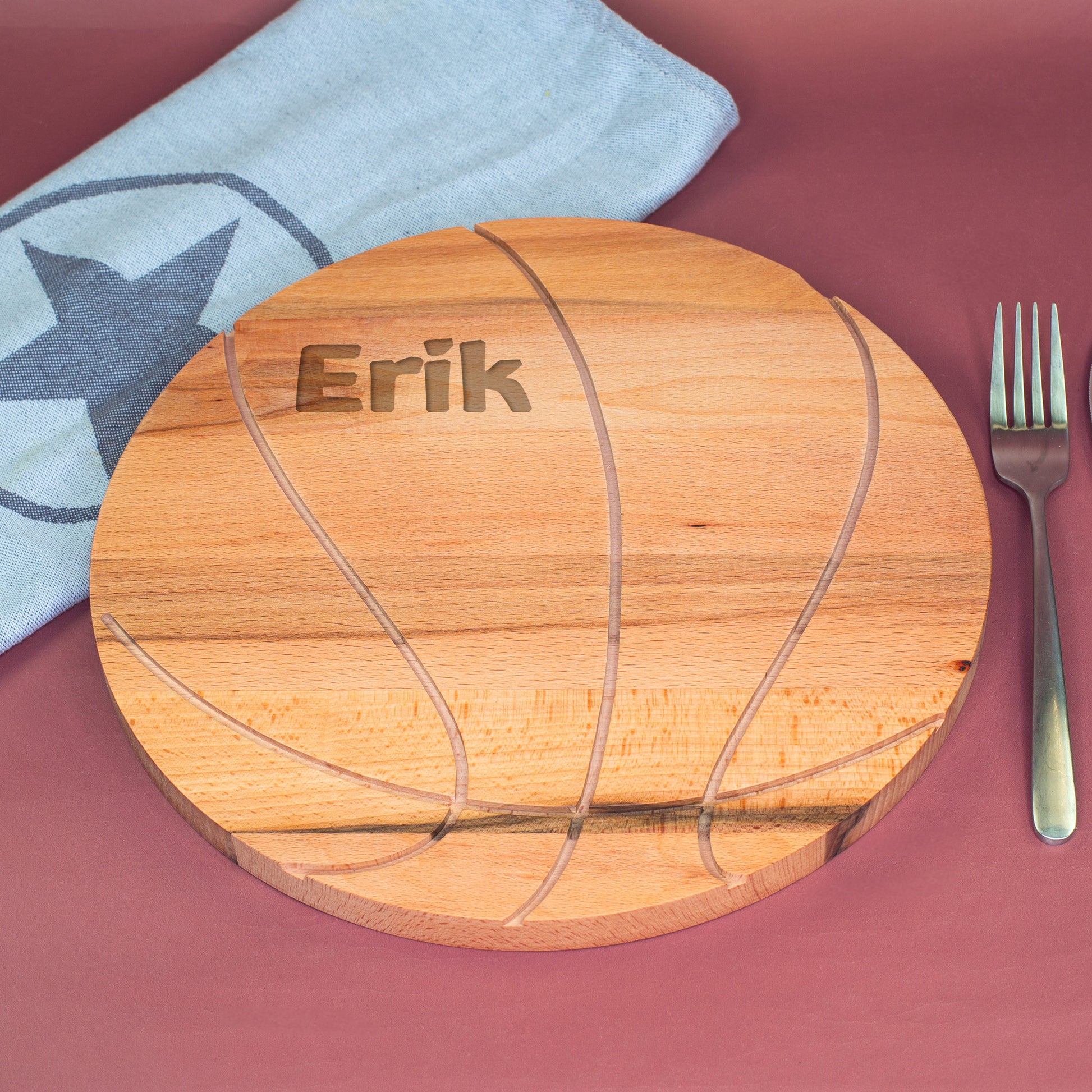 Basketball-Holzbrett mit graviertem Namen Erik auf gedecktem Tisch