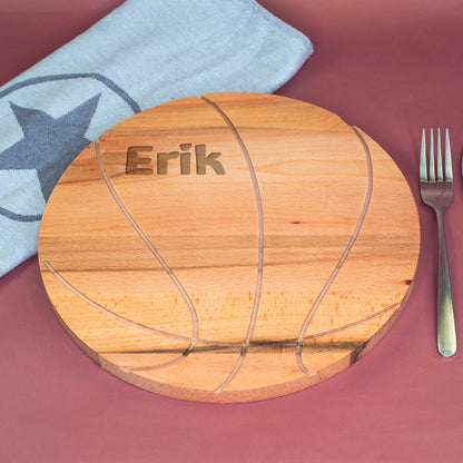 Basketball-Holzbrett mit graviertem Namen Erik auf gedecktem Tisch