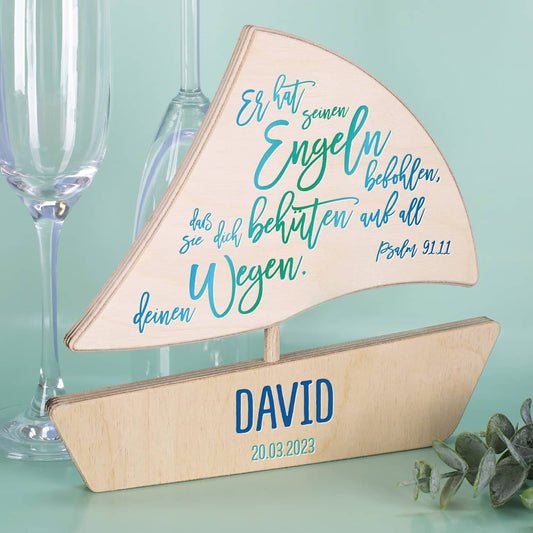 Holzboot mit Psalm 91,11 und Ihrem Wunschnamen samt Datum
