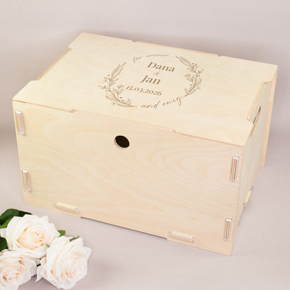 clipfritz® Holzbox zur Hochzeit mit floralem Kranz und individueller Gravur