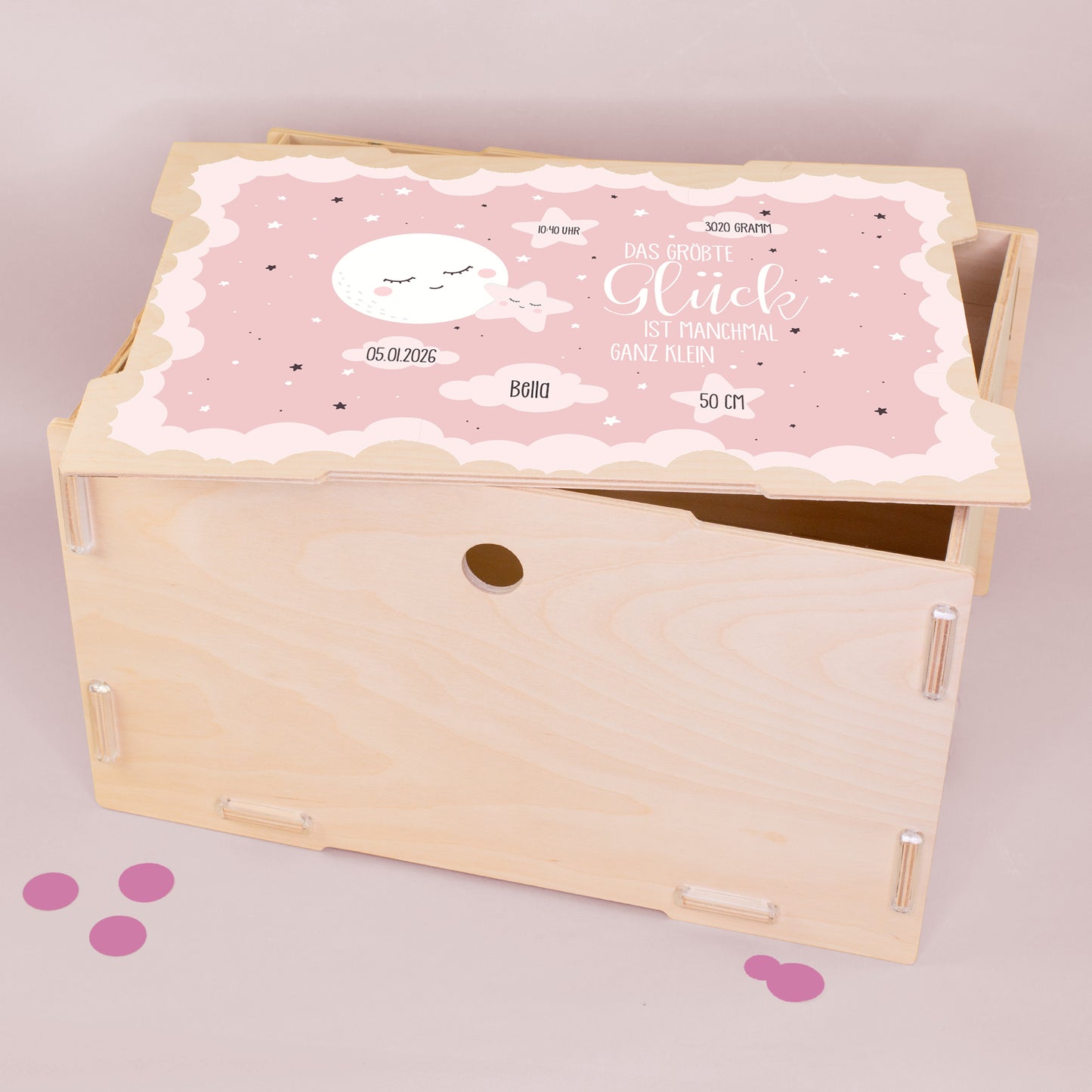 Aufbewahrungsbox zur Geburt für Mädchen im Kinderzimmer dekorativ platziert