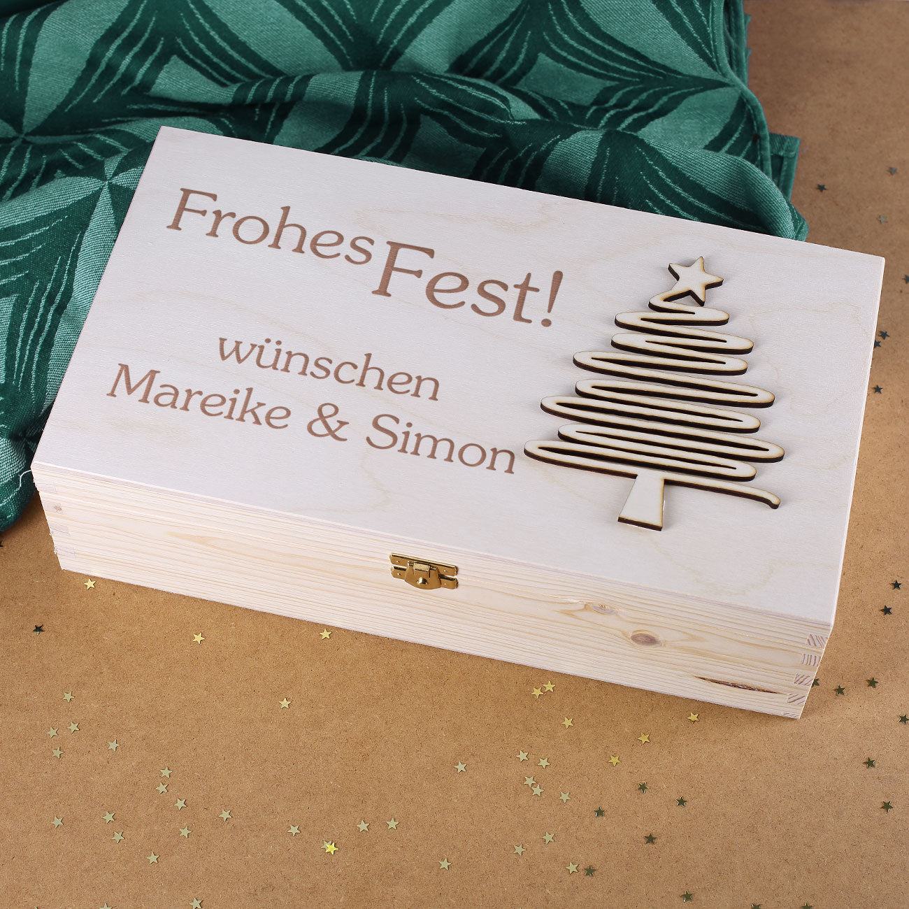 Personalisierte Holzbox mit Gravur „Frohes Fest!“ und Weihnachtsbaum-Applikation auf grünem Tuch