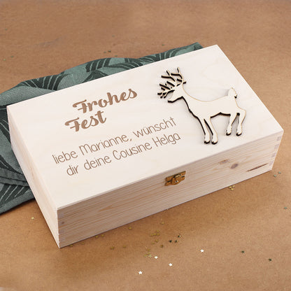 Personalisierte Holzbox mit Gravur „Frohes Fest“ und Holzapplikation Rentier auf grünem Tuch