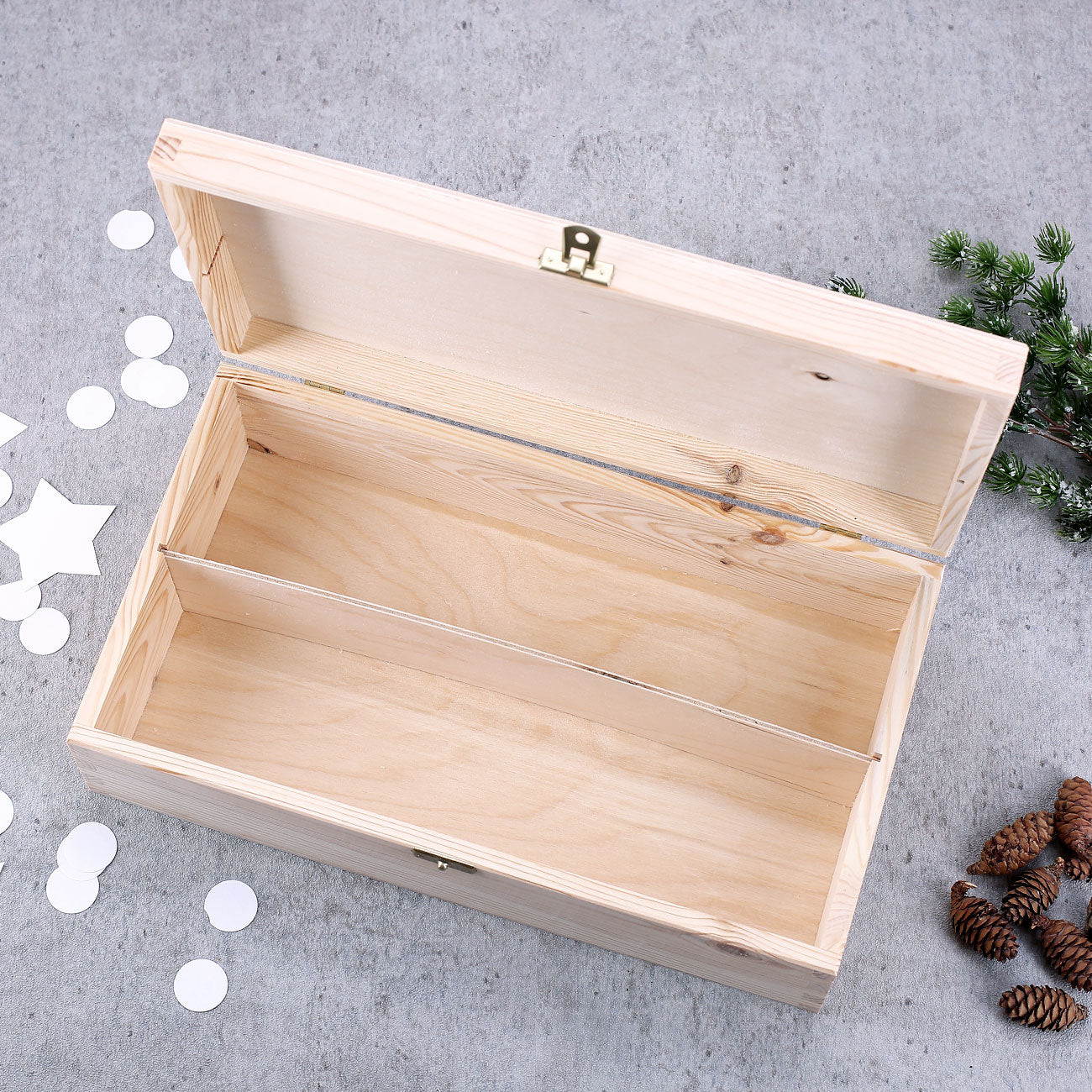 Geöffnete Holzbox mit Einsatz und Messingverschluss, geeignet als Geschenkverpackung zu Weihnachten