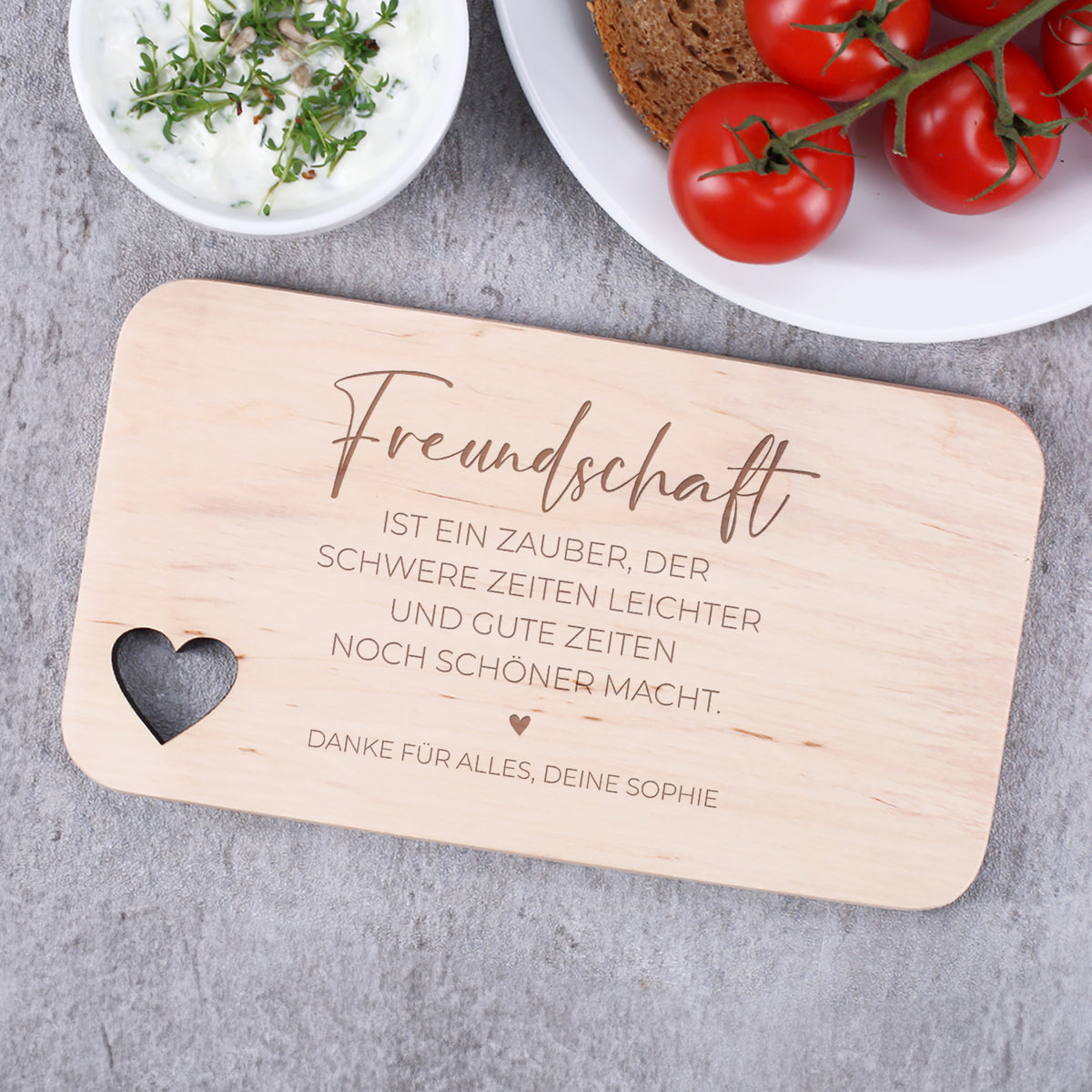 Frühstücksbrettchen mit Herzausschnitt und Wunschtext für Freunde –