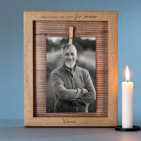 Gravierter Gedenk-Bilderrahmen aus Holz personalisiert mit Name | Viel zu kurz und doch für immer