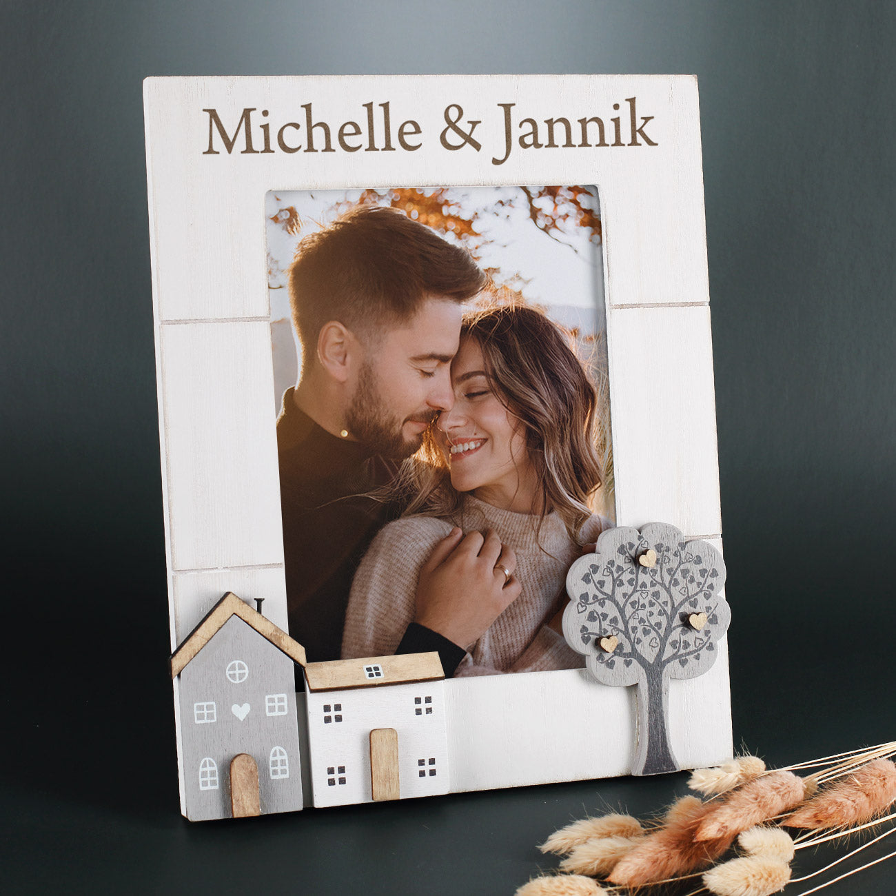 Personalisierter Holz Bilderrahmen mit Gravur Michelle und Jannik, Häusern und Baum